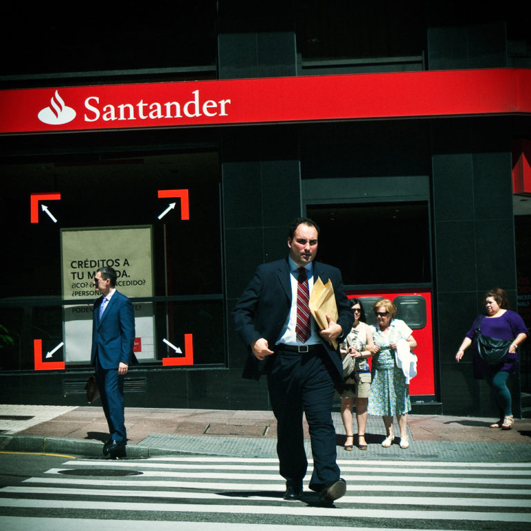 Spanias Santander stenger flere hundre banker