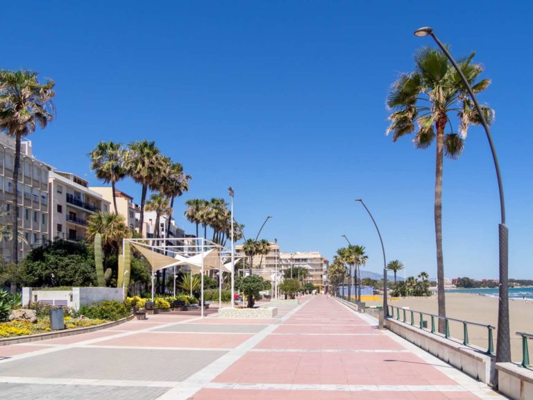 Reiseguide til Estepona – Solskinn, Strandliv og Sjømat! Promenaden ved stranda i Estepona