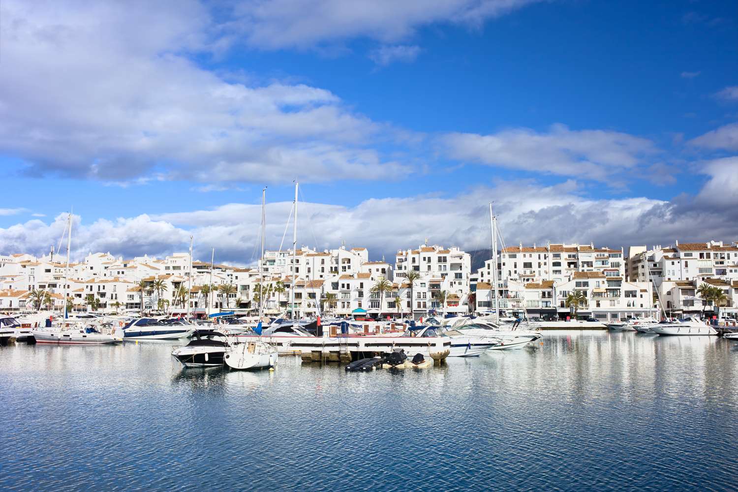 Bildet viser havnen i Puerto Banus, Marbella med båter og yachter