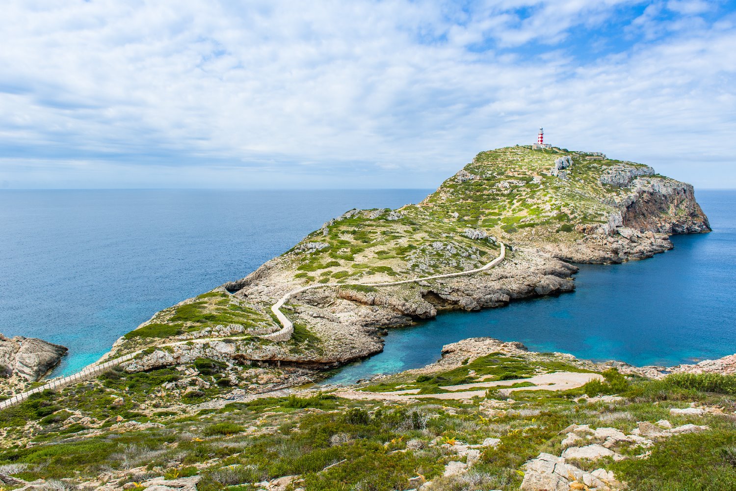 Øyen Cabrera med fyrtårn utenfor Mallorca, Spania