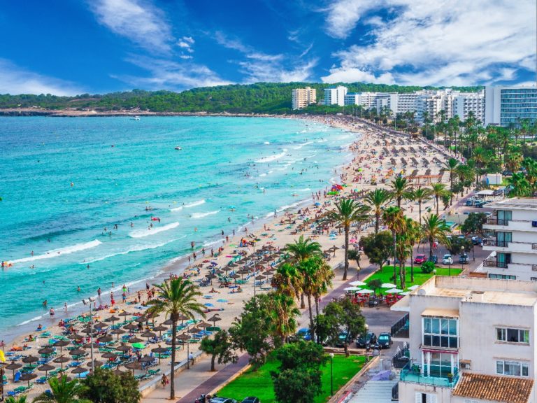 Ferie på Mallorca – Gylne Strender og Magiske Grotter! Cala Millor på Mallorca