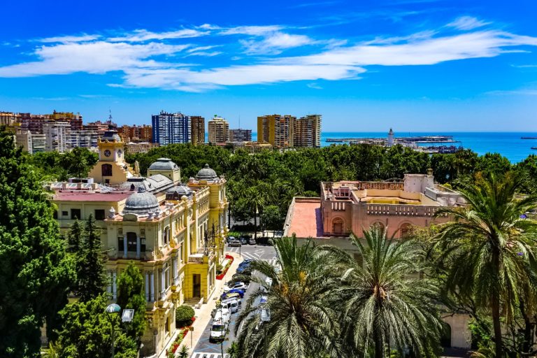 Ferie i Malaga – Rik Kulturhistorie og Tapas Katedralen Castillo de Gibralfaro i Malaga. Denne katedralen er også kalt La Manquita.