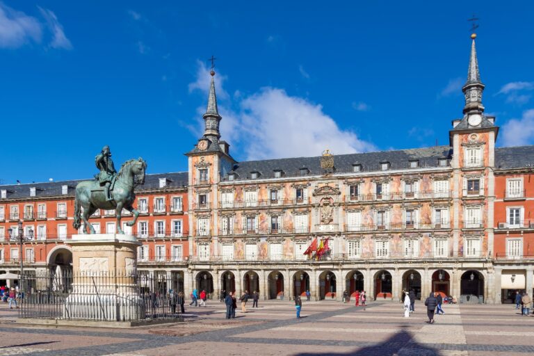 Reiseguide til Madrid Monument av Kong Philip den tredje av Spania på Plaza Mayor i Madrid, Spania.