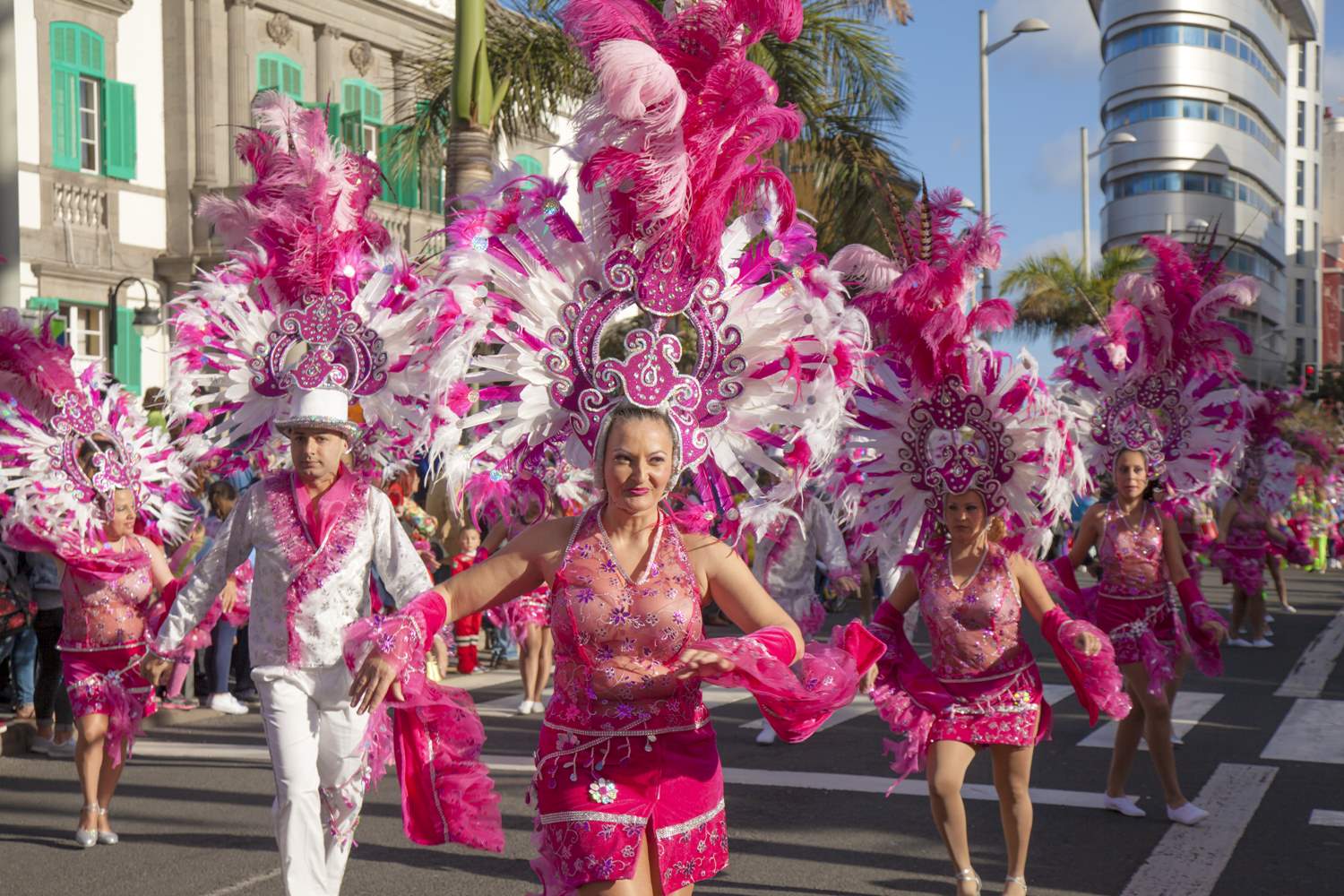 Folk utkledd i rosa kostymer under karnevalet i Las Palmas på Gran Canaria