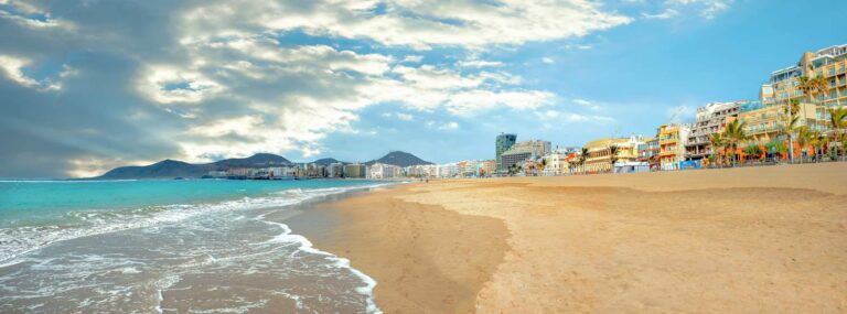 Gran Canaria reiseguide Panaromautsikt over Playa de Las Canteras i Las Palmas på Gran Canaria.