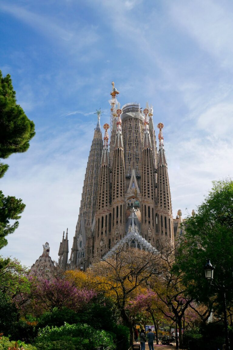 Besøk La Sagrada Familia i Barcelona Bildet viser La Sagrada Familia i Barcelona.