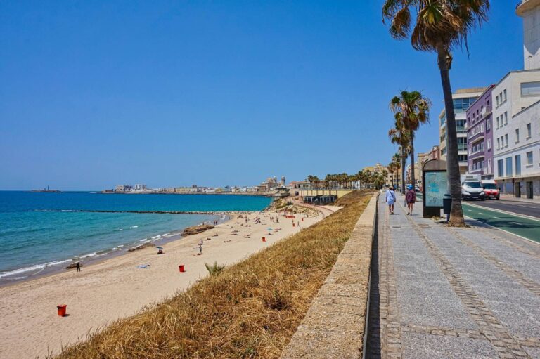 20 ting å gjøre i Cadiz Bildet viser stranden i Cadiz, men også bilvei og gangvei.
